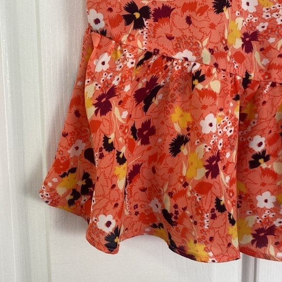 Gap floral peplum blouse with flutter sleeves. - Picture 4 of 12